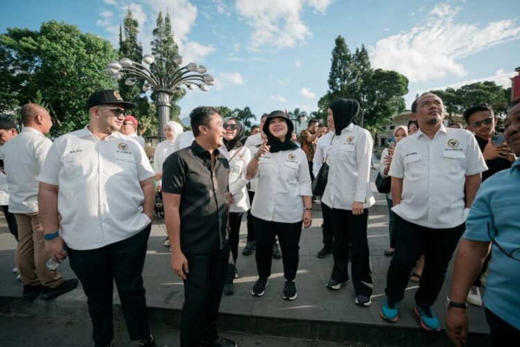 Bersama Titiek Soeharto dan Wagub Vasko, Menelusuri Keunikan Jam Gadang 1 SAMBUT—Wakil Gubernur Sumatera Barat, Vasko Ruseimy menyambut kunjungan kerja Ketua Komisi IV DPR RI, Siti Hediati Haryadi atau Titiek Soeharto, ke Kota Bukittinggi.