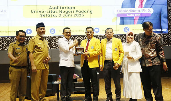 Menteri P2MI Buka Peluang Mahasiswa dan Lulusan UNP Bekerja di Luar Negeri 1 cinderamata— Rektor UNP Dr. Ir. Krismadinata,
S.T., M.T., Ph.D menyerahkan cinderamata kepada Menteri P2MI Abdul Kadir Karding disaksikan Senior Eksekutif UNP, Prof Ganefri, Ph.D, Gubernur Sumbar, Mahyeldi Ansharullah, Bupati Padang Pariaman, John Kenedy Azis, Dirjend serta Staf Ahli Kementerian P2MI,
Selasa (3/6) di Auditorium UNP.