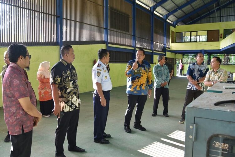Agustus, Pusat Daur Ulang Sampah Mulai Beroperasi, Wujudkan Lingkungan Bersih dan Berkelanjutan 1 TINJAU LOKASI PDU— Wali Kota Pariaman Yota Balad dan Wawako Mulyadi serta Direktur Poltekpel Sumbar Budi Rianto, meninjau fasilitas Pusat Daur Ulang (PDU) sampah Kota Pariaman di Desa Tungkal Utara, Kecamatan Pariaman Utara.