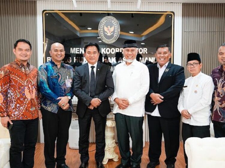 Gubernur Sumbar Temui Menko Yusril Ihza Mahendra, Minta Dukungan Usulan Pahlawan Nasional Asal Ranah Minang 1 KUNJUNGAN KERJA— Gubernur Mahyeldi Ansharullah saat melakukan kunjungan resmi dan bertemu Menteri Koordinator Bidang Hukum, Hak Asasi Manusia, Imigrasi, dan Pemasyarakatan, Prof. Dr. Yusril Ihza Mahendra, di Jakarta, Jumat (13/6) lalu.