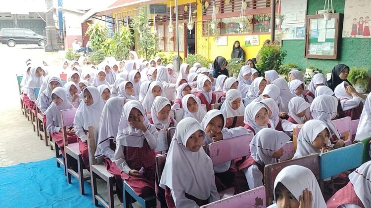TPAKD Lakukan Sosialisasi dan Literas, Perluas Literasi dan Inklusi Keuangan 1 IKUTI—Murid SDN 22 Koto Baru mengikuti sosialisasi dan literasi Slsimpanan pelajar (Simpel).