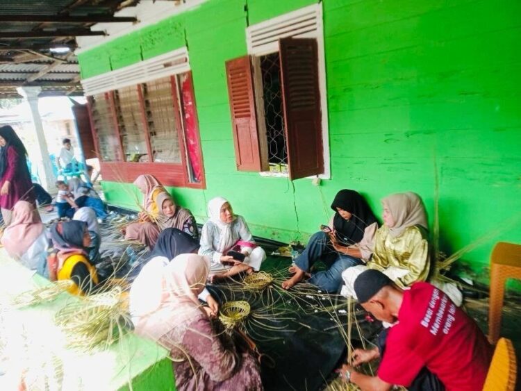 Nagari Ranah Koto Tinggi, Berdayakan Perempuan Melalui Pelatihan Pembuatan Piring Lidi Sawit 1 KERAJINAN TANGAN— Pemerintah Nagari Ranah Koto Tinggi mengadakan pelatihan kerajinan tangan dan keterampilan pembuatan piring dari bahan dasar lidi kelapa sawit.