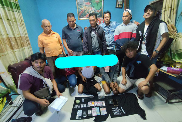 Dilaporkan Warga, 3 Pengedar Sabu Ditangkap, Puluhan Paket Siap Jual Disita 1 PENGEDAR— Tim Satresnarkoba Polres Payakumbuh menangkap
tiga pengedar di Kecamatan Akabiluru.
