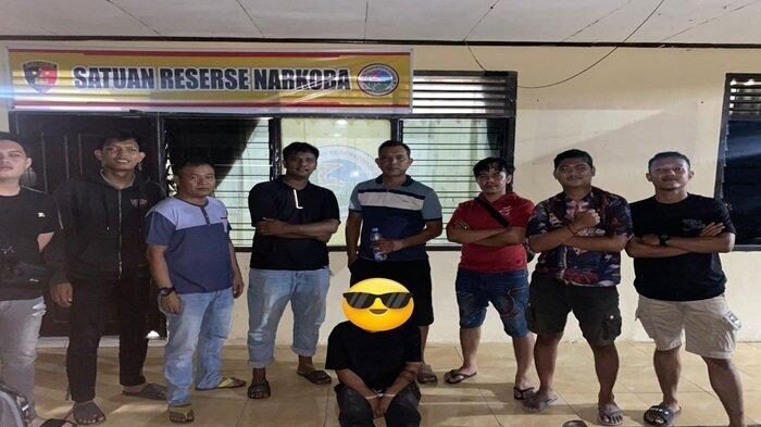 Tunggu Pembeli, Pengedar Sabu Diciduk di Parkiran Hotel 1 SABU— Pelaku AR (19) ditangkap jajaran Satresnarkoba Polres Sawahlunto dengan barang bukti satu paket sabu.