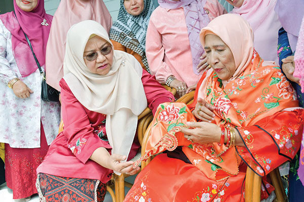 Dari Dedaunan jadi Karya Seni, Inovasi IKTR Agam Timur Curi Perhatian Ketua TP-PKK Agam 1 KAGUM— Ketua TP-PKK Kabupaten Agam, Ny. Merry Benni Warlis mengagumi UMKM kerajinan kain eco print yang diciptakan oleh IKTR Agam Timur.