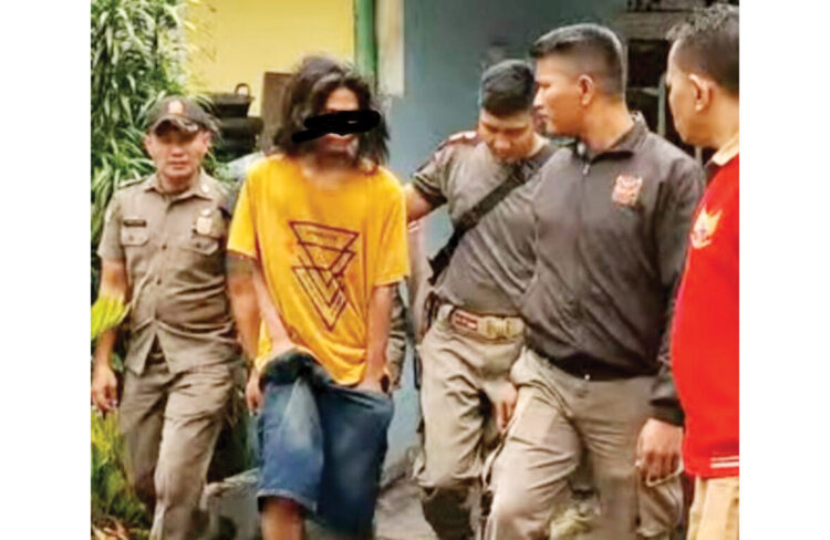 DIBAWA KE RSJ HB SAANIN— Petugas Satpol PP serta Puskesmas Lubeg, membawa seorang ODGJ berusai 30 tahun di Koto Baru, Lubuk Begalung untuk dirawat di RSJ HB Saanin. Kelakuan ODGJ dinilai sudah meresahkan, mengganggu kenyamanan warga dan lingkungan sekitar.