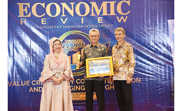 Bank Nagari Syariah Raih Gold Award The Best Performance 1 TERIMA PENGHARGAAN— Direktur Operasional Bank Nagari, Zilfa Efrizon menerima penghargaan The Best Performance Gold Award (B) (Excellent) dengan predikat 4 Stars dalam kategori Regional Development, Sharia Bank.