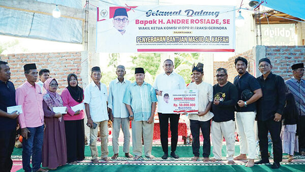 Andre Rosiade Bantu Masjid dan Berbagi Sembako di Kampung Jua Lubeg 1 BANTUAN MASJID DAN SEMBAKO— Wakil Ketua Komisi VI DPR RI dari Fraksi Gerindra Andre Rosiade, menyerahkan bantuan untuk pembangunan Masjid Al Kaffah Perum Sinar Pelangi, Kelurahan Kampung Jua Nan XX, Kecamatan Lubeg. Bantuan itu diserahkan bersamaan dengan pembagian ratusan sembako untuk warga sekitar.