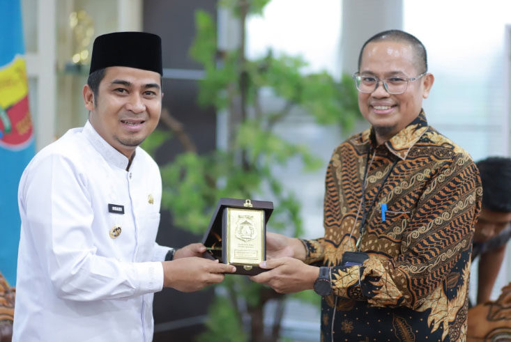 Wako Ramadhani Kirana Putra Terima Kunjungan Management PLN UP3 Solok 1 TERIMA—Wali Kota Solok Ramadhani saat menerima tamunya dari management PLN UP3 Solok.