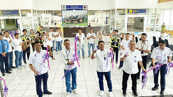 Skybridge BIM Resmi Dioperasikan Kembali, KAI Divre II Sumbar Ajak Masyarakat Gunakan KA Minangkabau Ekspres 1 SKYBRDIGE BEROPERASI— PT Kereta Api Indonesia (Persero) Divre II Sumatera Barat bersama dengan PT Angkasa Pura Indonesia Kantor Cabang BIM kembali mengoperasikan Skybridge Bandara Internasional Minangkabau, Minggu (1/6).