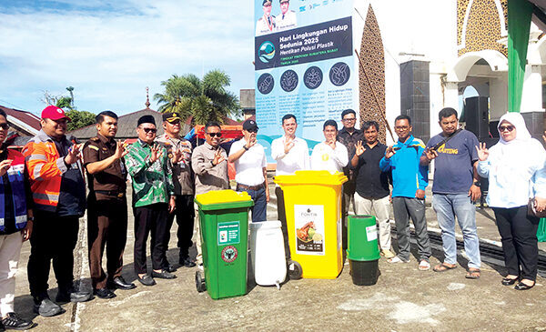 Peringati Hari Lingkungan Hidup Sedunia, PT Semen Padang Donasikan Tong Sampah Terpilah di Ulakan 1 TONG SAMPAH TERPILAH— Wakil Bupati Padangpariaman Rahmat Hidayat, menerima bantuan 10 tong sampah terpilah untuk Masjid Agung Syekh Burhanudin di Nagari Manggopoh Palak Gadang, Kecamatan Ulakan Tapakis dari PT Semen Padang, beberapa waktu lalu.