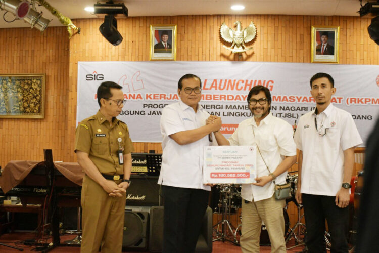 Empat Program Unggulan Siap Jalan, PT Semen Padang Kucurkan Dana Rp180 Juta untuk Forum Nagari Indarung 1 PENYERAHAN DANA BMN— Kepala Departemen Komunikasi & Hukum Perusahaan PT Semen Padang Iskandar Z Lubis menyerahkan secara simbolis dana Program BMN kepada Ketua Forum Nagari Indarung, Edward, beberapa waktu lalu.