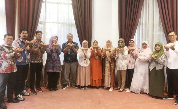 PT Semen Padang Satukan Stakeholder Tekan Stunting di Tiga Kecamatan 1 RAKOR PROGRAM GENTING— PT Semen Padang melakukan Rapat Koordinasi (Rakor) yang digelar di lingkungan perusahaan, dan menggandeng berbagai pihak untuk mengakselerasi Program Gerakan Orangtua Asuh Cegah Stunting (Genting) 2025, Selasa (17/6).