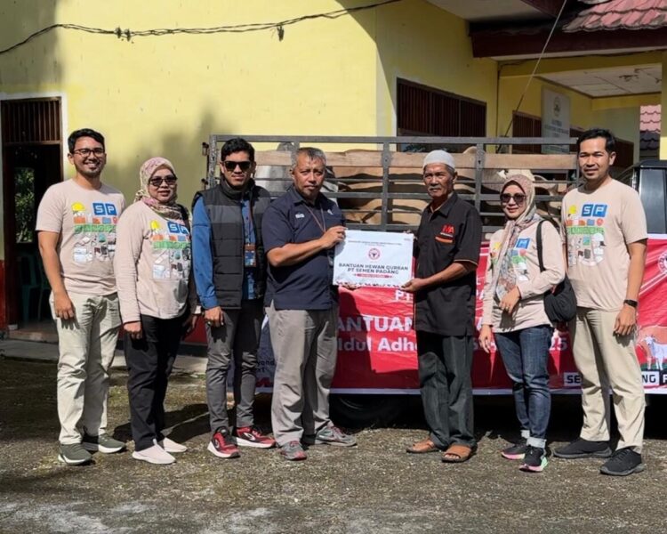 PT Semen Padang Tebar Manfaat Lewat 34 Ekor Sapi Kurban 1 PENYERAHAN SAPI KURBAN— Staf TJSL Unit CSR PT Semen Padang, Nurwan, menyerahkan bantuan sapi kurban kepada Ketua KAN Limau Manis, Zulkifli Dt RJ Gumayang di Kantor KAN Limau Manis, Kamis (5/6). Pada Idul Adha tahun ini, PT Semen Padang menyalurkan sebanyak 34 sapi kurban.