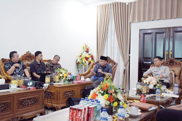 Menjawab Tantangan Progul Padang Rancak, PT Semen Padang Usung Kaliandra dan Maggot 1 KOLABORASI— Kepala Unit CSR PT Semen Padang Ilham Akbar saat memaparkan dua program unggulan berbasis pemberdayaan masyarakat: budidaya kaliandra dan pengelolaan sampah berbasis maggot, saat diskusi hangat dengan Wawako Padang Maigus Nasir, di rumah dinas wawako, di jalan Ahmad Yani.