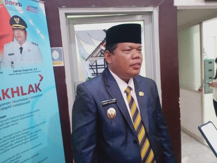 Jakop Saguruk: Pancasila Bukan Sekadar Dokumen Historis 1 WAWANCARA—Wakil Bupati Kabupaten Kepulauan Mentawai Jakop Saguruk, saat diwawancarai wartawan usai upacara peringatan Hari Lahir Pancasila.