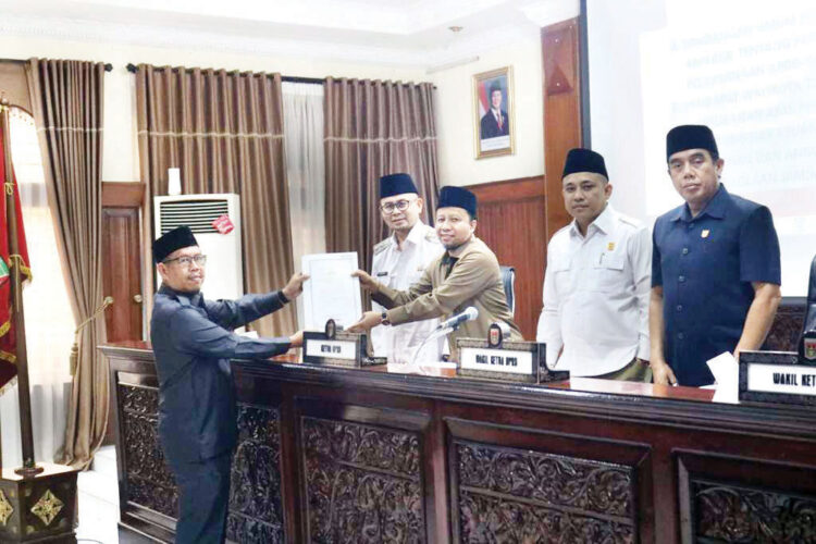Enam Fraksi DPRD Bukittinggi Sampaikan Pandangan Umum, Pemko Dukung Penuh Dua Raperda Inisiatif 1 PANDANGAN UMUM— Enam fraksi di DPRD Kota Bukittinggi berikan pandangan umum atas Raperda pertanggungjawaban pelaksanaan APBD tahun anggaran 2024. Agenda tersebut digelar dalam rapat paripurna di Gedung DPRD Bukittinggi, Rabu (11/6).