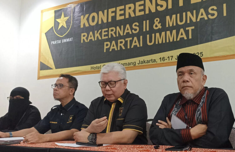 Partai Ummat Bergolak, Kader Gugat AD/ART 1 BERI KETERANGAN— Anggota Mahkamah Partai Ummat Herman Kadir (kanan) memberikan keterangan kepada awak media.