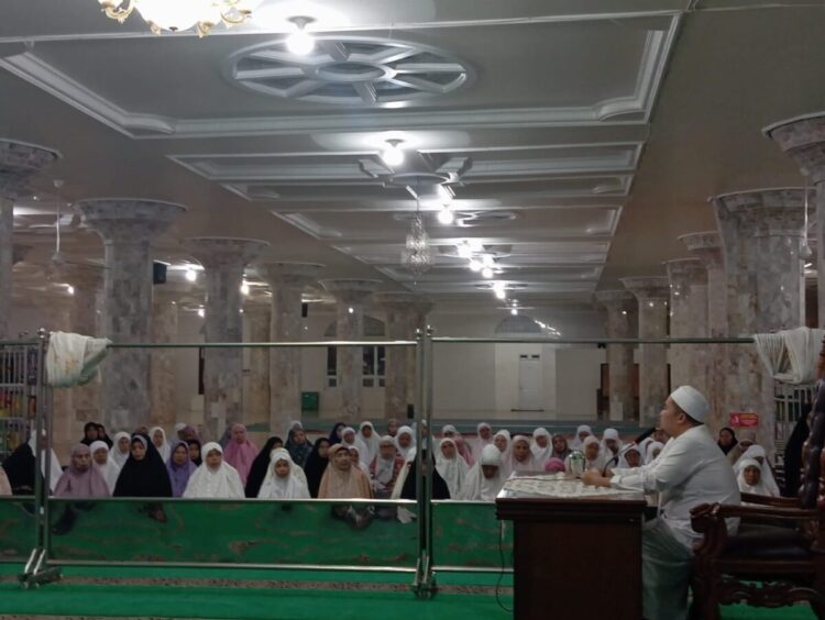 Pemko Padang Panjang Ajak Jamaah Subuh Mubarakah Peduli dengan Masalah Sampah 1 SUBUH MUBARAKAH— Jemaah shalat subuh mengkuti kultum pagi untuk meningkatkan kepeduliannya terhadap lingkungan terutama tentang masalah sampah.