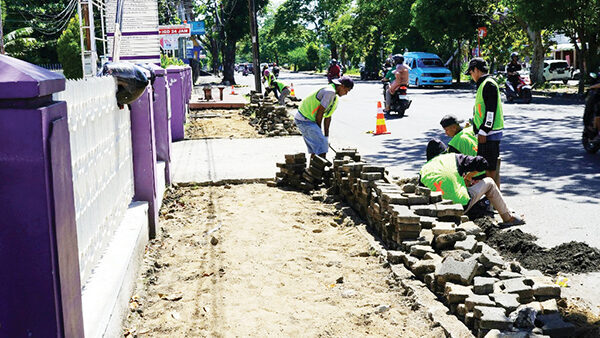 Trotoar di Perintis Kemerdekaan Diperbaiki, Makin Ramah Pejalan Kaki 1 PERBAIKAN TROTOAR— Pekerja Dinas PUPR Kota Padang melakukan perbaikan trotoar di kawasan strategis jalan Perintis Kemerdekaan, tepatnya di depan Fakultas Kedokteran Gigi Universitas Andalas.