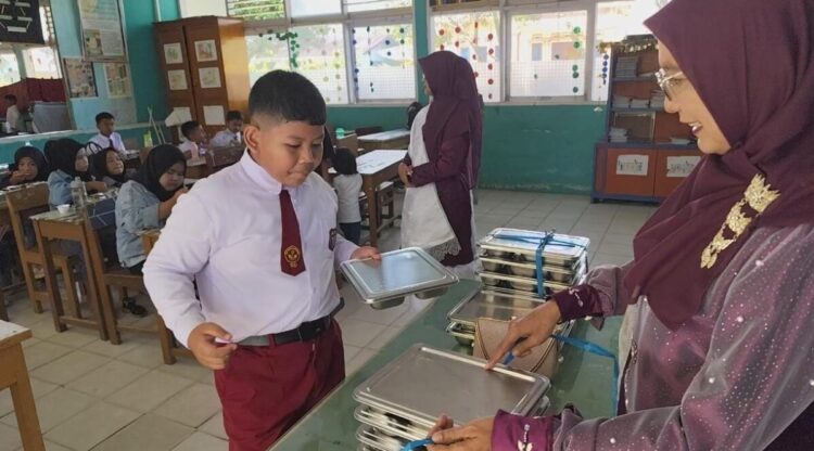Layani 3 Ribu Lebih Peserta Didik, Dapur Cahaya Merah Putih jadi Mitra BGN untuk MBG 1 BAGIKAN MBG— Salah seorang murid SD menunggu pembagian program memenuhi Makan Bergizi Gratis (MBG) bagi peserta didik di Kabupaten Limapuluh Kota.