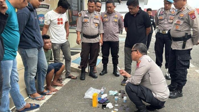 Digerebek di Rumah, Pengedar Kedapatan Simpan 14,23 Gram Sabu 1 PENGEDAR— Pelaku REF yang diduga sebagai pengedar sabu, diringkus Tim Satresnarkoba Polres Sijunjung.