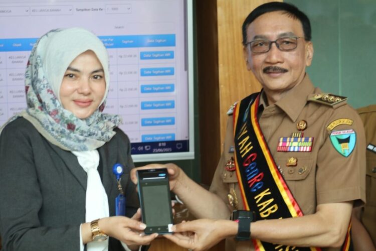 Bank Nagari Cabang Painan, Dukung Aplikasi Retribusi Sampah Berbasis Digital 1 RETRIBUSI BERBASIS DIGITAL— Bupati Pesisir Selatan H. Hendrajoni, meluncurkan aplikasi digital e-Rissa untuk pengelolaan retribusi sampah. Apikasis ini bertujuan untuk meningkatkan efisiensi dan akuntabilitas dalam pengelolaan retribusi sampah.