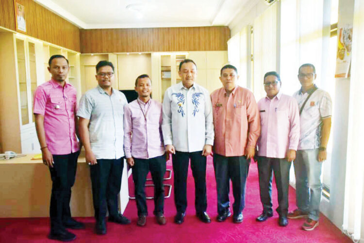 Pemkab Agam Dukung Kontes dan Pameran Batu Akik, Meriahkan HUT Perpindahan Ibu Kota ke Lubuk Basung 1 AUDIENSI— Wakil Bupati Agam, Muhammad Iqbal, saat menerima audiensi panitia pelaksana Kontes dan Pameran Batu Akik, Kamis (12/6) di ruang kerjanya. Audiensi ini membahas penyelenggaraan Kontes dan Pameran Batu Akik yang direncanakan berlangsung pada 19–20 Juli 2025 mendatang
di GOR Rang Agam, Lubuk Basung.