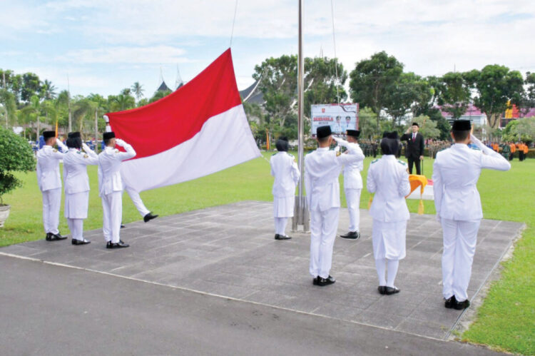 Pemkab Agam Gelar Upacara Harlah Pancasila 2025, Wabup Tegaskan Pancasila Sebagai Jiwa Bangsa 1 UPACARA BENDERA— Pemerintah Kabupaten Agam menggelar upacara peringatan Hari Lahir Pancasila tahun 2025 di halaman Kantor Bupati Agam, Senin (2/6).