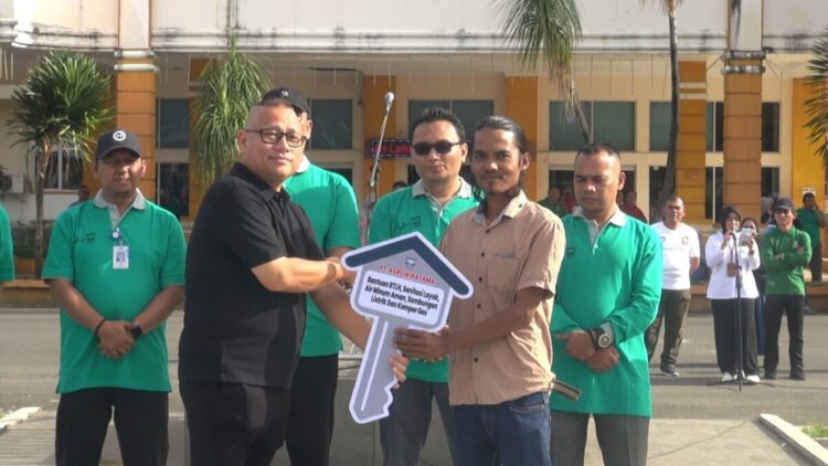 Untuk Keluarga Miskin dan Stunting, Pemkab Pasbar Serahkan Kunci Rumah Bantuan CSR PT. Agrowiratama 1 SERAHKAN KUNCI RUMAH— Pemkab Pasbar menyerahkan kunci rumah rehab yang dilakukan oleh CSR PT. Agrowiratama kepada para penerima manfaat.