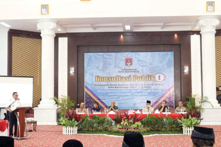 Pemko Bukittinggi Gelar Konsultasi Publik Revisi RTRW, Wali Kota: Optimalkan Potensi, Jaga Keberlanjutan 1 KONSULTASI PUBLIK— Pemko Bukittinggi melalui Dinas PUPR gelar konsultasi publik dalam rangka Revisi Perda Nomor 11 Tahun 2017 tentang RTRW Kota Bukittinggi, di Balairuang Rumah Dinas Wali Kota, Kamis (26/6).