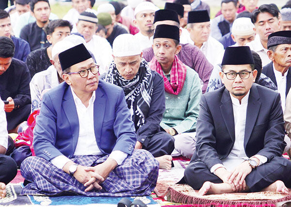 Shalat Ied Dipusatkan di Lapangan Wirabraja, Bukittinggi Sembelih 999 Sapi dan 50 Ekor Kambing 1 KHIDMAT— Pelaksanaan Shalat Idul Adha berlangsung khidmat, diikuti langsung oleh Wali Kota Bukittinggi Ramlan Nurmatias, Wakil Wali Kota, serta unsur Forkopimda dan masyarakat Kota Bukittinggi, Jumat (6/6)
di Lapangan Wirabraja.