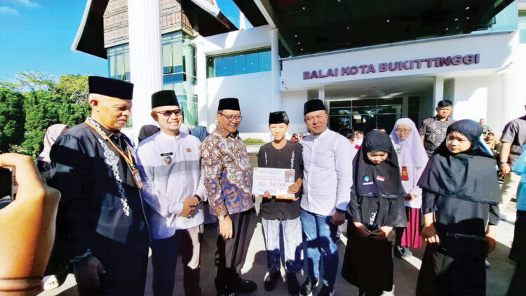Pemko Bukittinggi Launching Program Tabungan Haji Pelajar, Siapkan Calon Jamaah Haji Muda Sejak Dini 1 LAUNCHING— Pemko Bukittinggi secara resmi melaunching program Tabungan Haji Pelajar. Kegiatan ini dilaksanakan di Halaman Balaikota, Jumat (20/6).