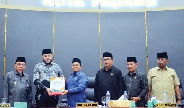 Pemko-DPRD Padang Sepakati Revisi KUA-PPAS APBD 2025 1 REVISI KUA-PPAS APBD— Ketua DPRD Kota Padang Muharlion, Wali Kota Padang Fadly Amran, menyepakati perubahan KUA-PPAS APBD 2025, saat Rapat Paripurna DPRD Kota Padang, Sabtu (21/6).