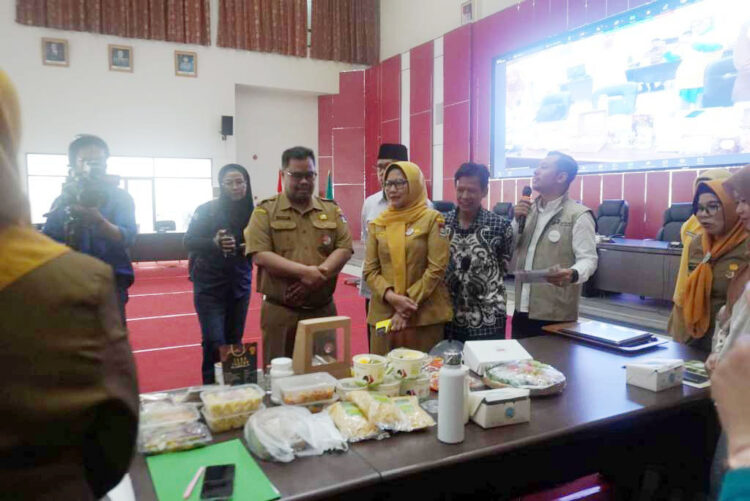 UMKM Naik Kelas, Pemko Padang Pastikan Produk Sudah Bersertifikat Halal 1 PRAKTIK IZIN HALAL— Pemko Padang berkolaborasi bersama dengan GPPI dan BPDP menyelenggarakan kegiatan Praktik Izin Produk Halal, Sustainable Bagi UKMK Sawit di Sumbar. Kegiatan tersebut dibuka Kepala Dinas Koperasi dan UKM Fauzan Ibnovi di Bagindo Aziz Chan, Selasa (24/6).