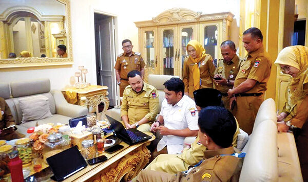 DED dan Anggaran Disiapkan, Pemko Prioritaskan Revitalisasi Pantai Padang dan Pasar Raya 1 PEMBENAHAN KAWASAN STRATEGIS— Wali Kota Padang Fadly Amran, bersama Wawako Maigus Nasir, serta kepala OPD melakukan rapat pembenahan kawasan strategis Pantai Padang dan Pasar Raya Padang, di kediaman Fadly Amran, Senin (23/6).