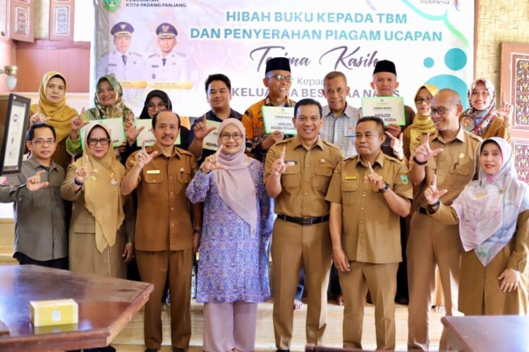 Pemko Padang Panjang Serahkan Penghargaan kepada Keluarga A.A Navis 1 Pemko Serahkan Penghargaan kepada Keluarga A.A Navis