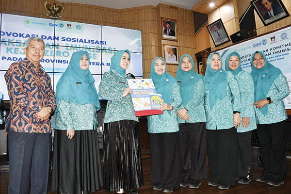 Pemko Padang Targetkan Angka Imunisasi Anak Nol Dosis 1 ADVOKASI IMUNISASI— Ketua TP-PKK Kota Padang, Ny Dian Puspita Fadly Amran, saat menghadiri pembukaan Advokasi dan Sosialisasi Pelaksanaan Imunisasi Kejar Zero Dose oleh TP-PKK Pusat yang dilaksanakan di Kantor Balai Kota Padang, Sabtu (21/6).