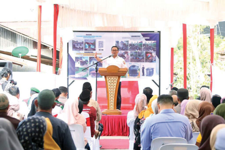 Pemko dan DPRD Bukittinggi Salurkan Bantuan Renovasi 35 RTLH 1 BANTUAN PERBAIKAN RTLH— Walikota Bukittinggi Ramlan Nurmatias saat penyerahan secara simbolis bantuan perbaikan RTLH tahun 2025,
di Kelurahan Pintu Kabun, Rabu (4/6).