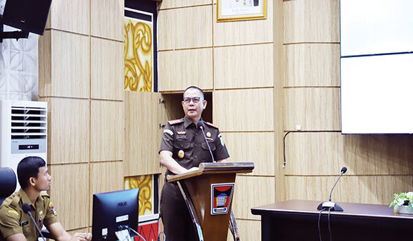 Ciptakan Pemerintahan Bersih dan Transparan, Pemko Padang Perkuat Pemahaman OPD terhadap Hukum 1 PEMERINTAH BERSIH, TRANSPARAN— Kepala Kejaksaan Negeri Padang, Aliansyah sebagai narasumber utama memberikan sambutan saat kegiatan Sosialisasi Penerangan Hukum Tahun 2025 di Ruang Abu Bakar Ja’ar, Kantor Balai Kota Padang, Aie Pacah, Selasa (3/6).