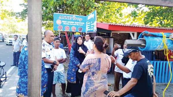 Viral Video Cekcok Juru Parkir Wanita dan Pengunjung Pantai Padang, Pemko Tindak Tegas, Juru Parkir Marah-Marah Diberhentikan 1 DIBERHENTIKAN— Kepala Dinas Perhubungan Kota Padang, Ances Kurniawan mendatangi juru parkir yang videonya viral setelah bersikap arogan dan marah-marah terhadap pengunjung Pantai Padang, Minggu (1/6) malam. Dishub akhirnya memberhentikan juru parkir tersebut, Senin (2/6).