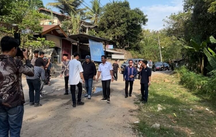 Pemprov Sumbar Siapkan Perbaikan Bertahap Jalan Rusak di Sawahlunto 1 TINJAU JALAN RUSAK— Wakil Gubernur Sumbar Vasko saat meninjau titik-titik jalan yang rusak jalan yang dilaporkan masyarakat Kota Sawahlunto.