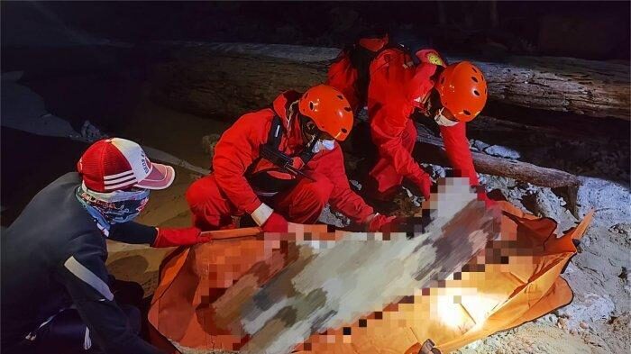 Mayat Pria Tanpa Identitas Terdampar di Tepi Pantai, Sulit Dikenali, Wajahnya Hancur dan Wajahnya Kaki Tinggal tulang 1 EVAKUASI— Tim SAR bersama Polisi mengevakuasi
mayat Mr X yang ditemukan terdampar di tepi pantai Dusun Mapinang Utara, Desa Saumanganya, Kecamatan
Pagai Utara.