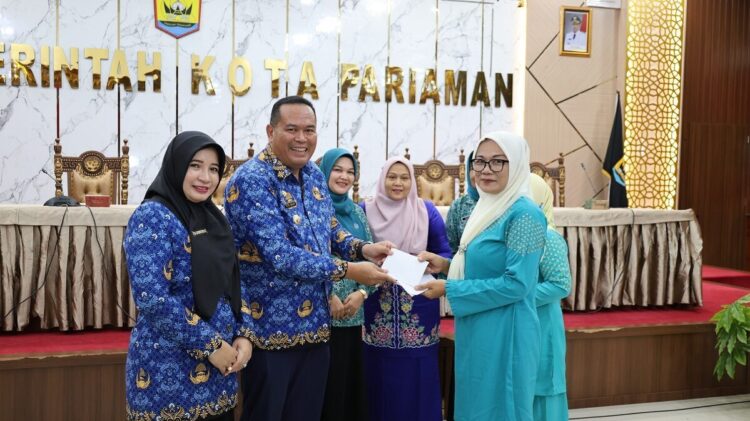 448 Ketua Dasawisma Terima Penggantian Transportasi Tahun 2025 1 Penggantian transportasi yang diserahkan secara simbolis oleh Wali Kota Pariaman Yota Balad bertempat di Aula Balaikota Pariaman