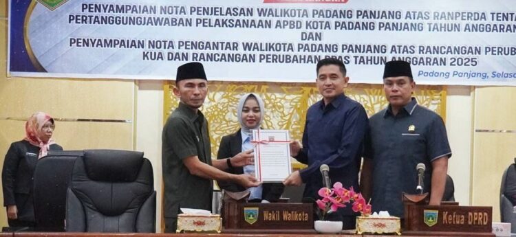 Pendapatan Daerah Capai Rp583,2 Miliar 1 PARIPURNA—Wawako Allex Saputra dalam Rapat Paripurna DPRD yang dipimpin Ketua DPRD Imbral didampingi Wakil Ketua DPRD, Mardiansyah dan Nurafni Fitri di ruang sidang DPRD Kota Padangpanjang, Selasa (10/6).