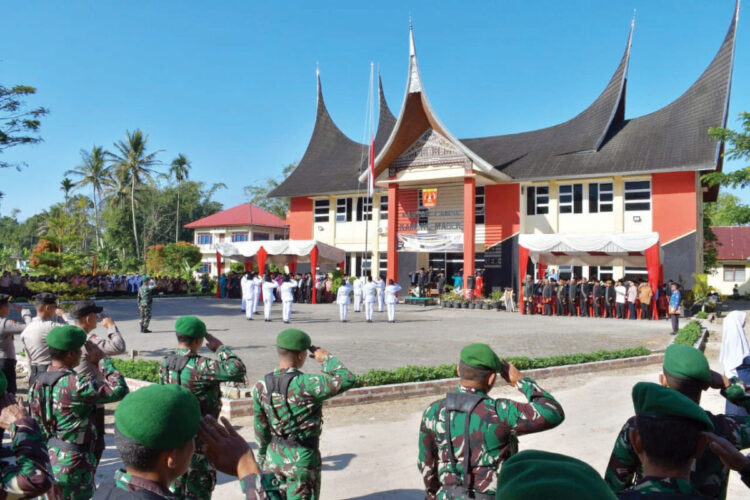 Semangat Kepahlawanan Pejuang Perang Kamang Terus Digelorakan, Wujudkan Pembangunan Segala Bidang dan Kesejahteraan Masyarakat 1 INSPEKTUR UPACARA— Bupati Agam Benni Warlis menjadi Inspektur Upacara peringatan Perang Kamang, di halaman Kantor Camat Kamang Magek, di halaman Kantor
Camat Kamang Magek, Minggu (15/6).