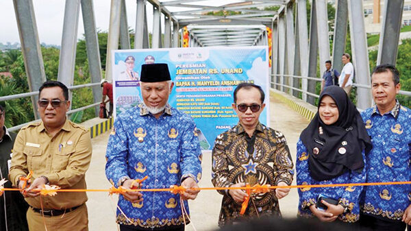 Gubernur Resmikan Jembatan RS Unand, Mobilitas Pasien, Nakes, Mahasiswa dan Warga Lebih Efisien dan Aman 1 PERESMIAN JEMBATAN— Gubernur Sumbar Mahyeldi Ansharullah bersama Rektor Unand Efa Yonnedi, melakukan pengguntingan pita tanda diresmikannya jembatan Rumah Sakit Unand, Selasa (17/6).