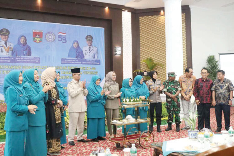 HKG PKK ke-53, Ibnu Asis Dorong Sinergi PKK dan Pemko Bangun Keluarga Sejahtera 1 PERINGATAN HKG PKK— Wawako Bukittinggi, Ibnu Asis, buka peringatan HKG PKK ke-53 sekaligus mencanangkan Bulan Bakti Dasawisma tingkat Kota Bukittinggi tahun 2025, di Balairung Rumah Dinas Walikota Bukittinggi, Kamis (12/6).