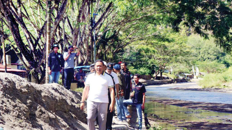Peringati Hari Lingkungan Hidup Sedunia, Pemko Bukittinggi Gelar Aksi Bersih di Geopark Ngarai Sianok 1 AKSI BERSIH— Memperingati Hari Lingkungan Hidup Sedunia yang jatuh setiap tanggal 5 Juni, Pemerintah Kota Bukittinggi gelar apel bersama dan aksi gotong royong di kawasan Geopark Ngarai Sianok, Kamis (5/6).
