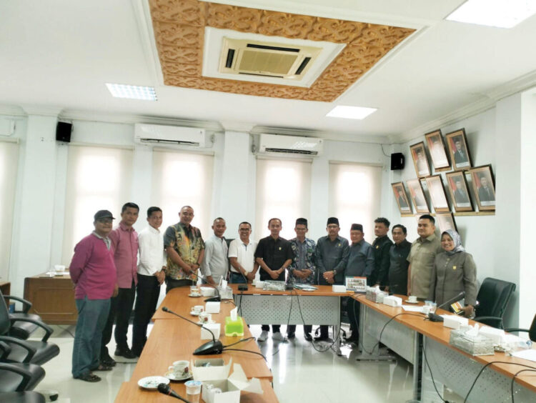 Perjuangan Masyarakat Nagari Koto Nan IV Di Bawuah Berlanjut, DPRD Dharmasraya akan Panggil Pihak PT BRM 1 SAMPAIKAN ASPIRASI— Ninik Mamak Nagari Koto Nan IV Dibawuah mendatangi DPRD Dharmasraya untuk menyampaikan aspirasi mereka terkait konflik yang mereka alami puluhan tahun dengan PT BRM.